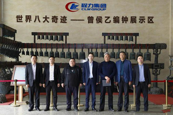 在程力汽車集團總部迎賓大廳，雙方代表觀摩世界八大奇跡編鐘后合影紀念