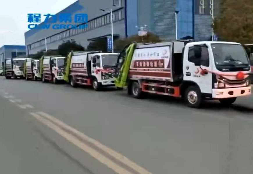 程力集團(tuán)東風(fēng)多利卡垃圾清運(yùn)車(chē)批量發(fā)車(chē)