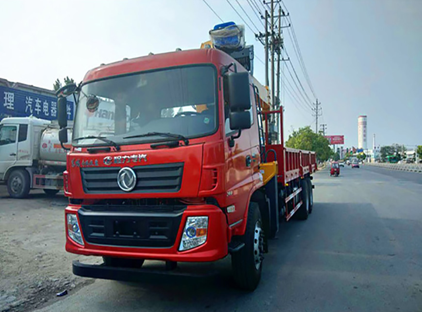 東風(fēng)專(zhuān)底后雙橋程力12噸隨車(chē)吊